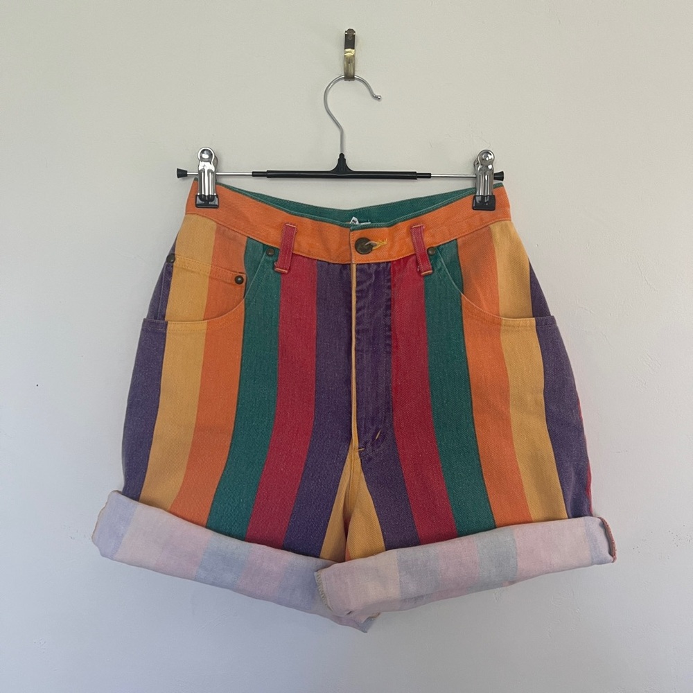 RARE Vintage Striped High Waisted Shorts 🌈